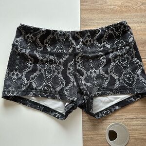 Fleo snake print shorts